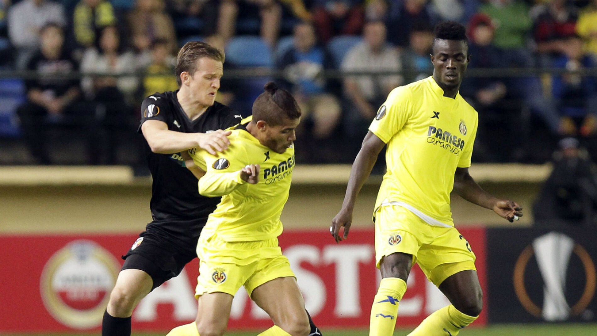 Jonathan dos Santos conduce el bal&oacute;n ante la oposici&oacute;n rival