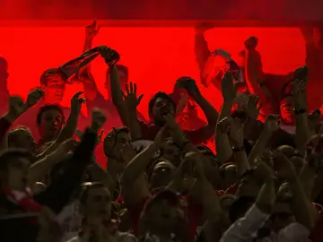 Los aficionados del Benfica, durante el partido contra el Atlético de Madrid Los aficionados del Benfica, durante el partido contra el Atlético de Madrid