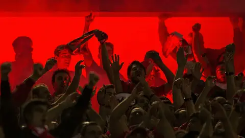 Los aficionados del Benfica, durante el partido contra el Atlético de Madrid Los aficionados del Benfica, durante el partido contra el Atlético de Madrid