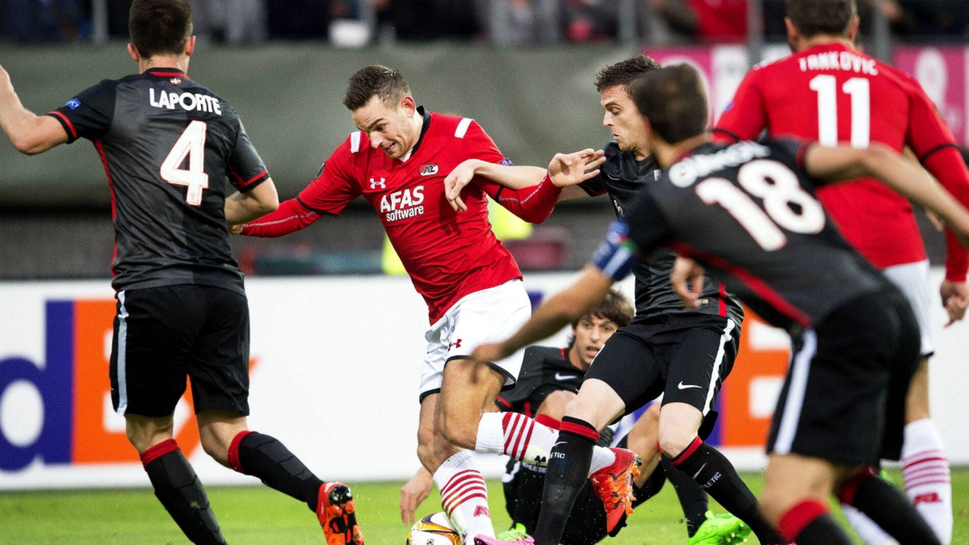 Vincent Janssen intenta zafarse de la defensa del Athletic