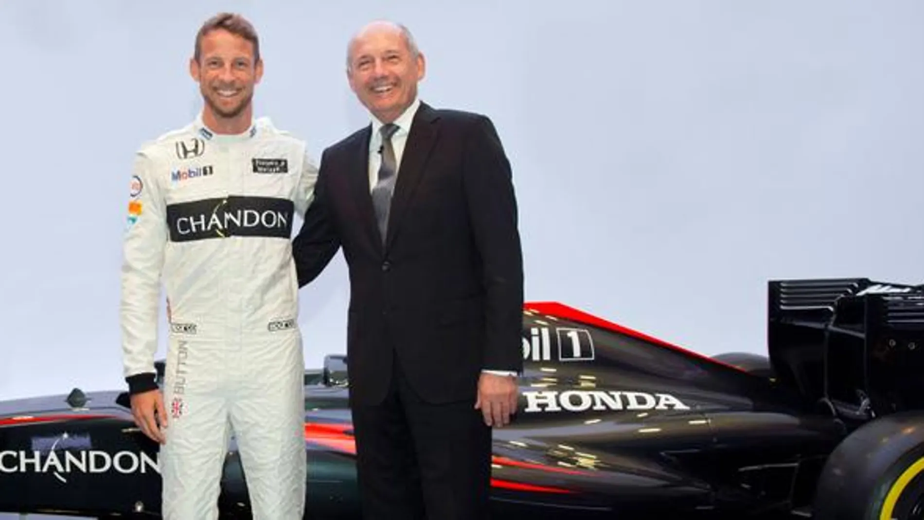 Button y Ron Dennis sonríen tras la confirmación del piloto para el año 2016