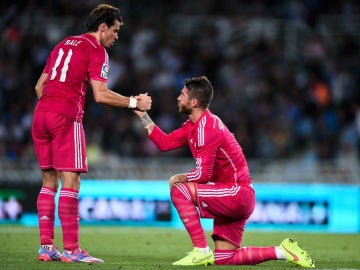 Gareth Bale ayuda a Sergio Ramos a levantarse