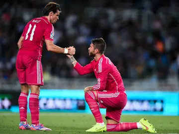 Gareth Bale ayuda a Sergio Ramos a levantarse Gareth Bale ayuda a Sergio Ramos a levantarse
