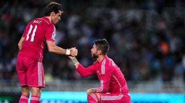 Gareth Bale ayuda a Sergio Ramos a levantarse