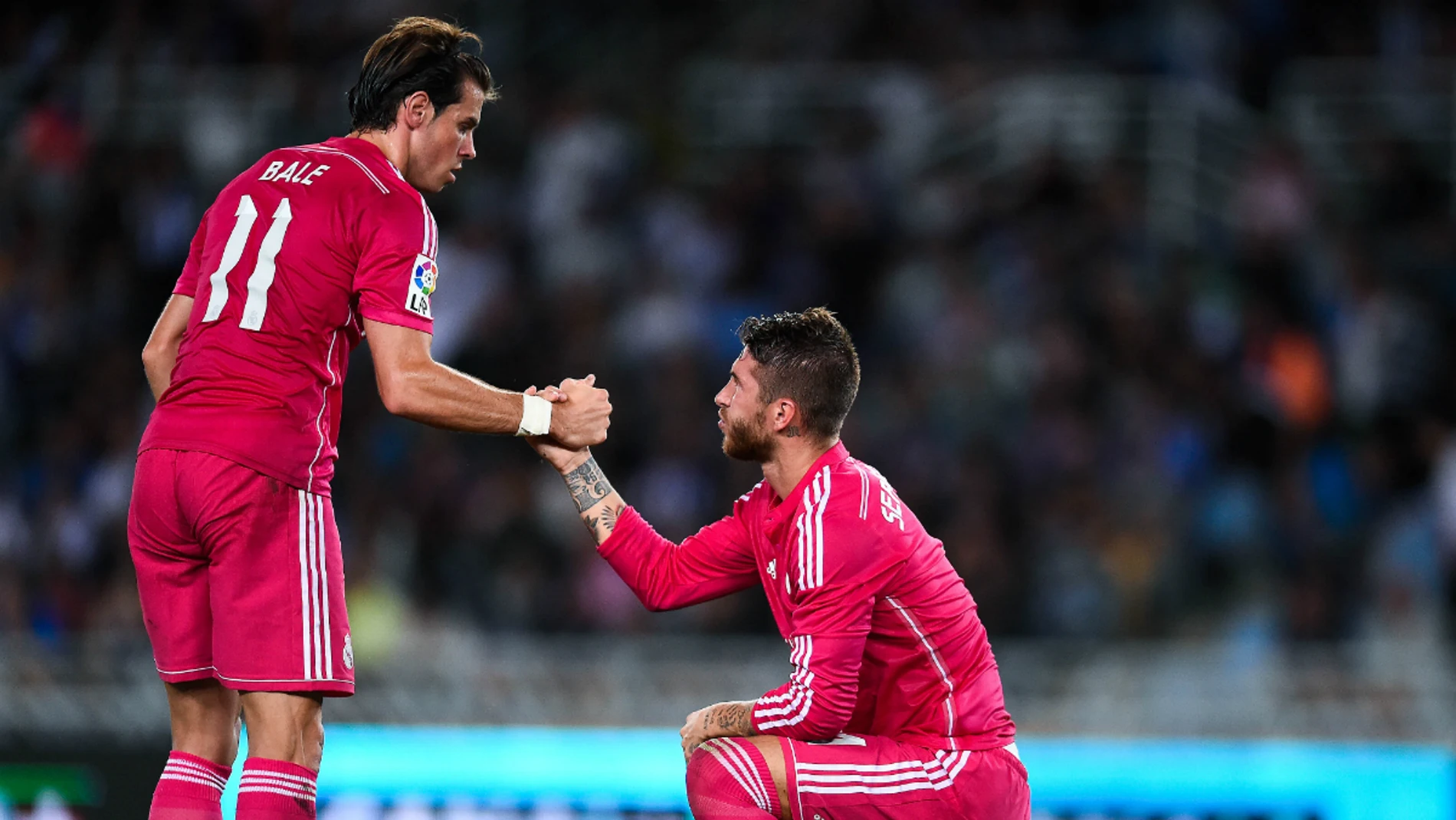 Gareth Bale ayuda a Sergio Ramos a levantarse Gareth Bale ayuda a Sergio Ramos a levantarse