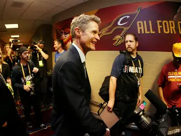 Steve Kerr, tras ganar el campeonato de la NBA Steve Kerr, tras ganar el campeonato de la NBA