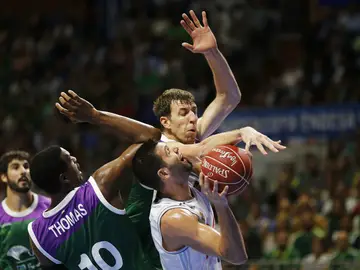 Fran Vázquez y Thomas intentan taponar a Felipe Reyes Fran Vázquez y Thomas intentan taponar a Felipe Reyes