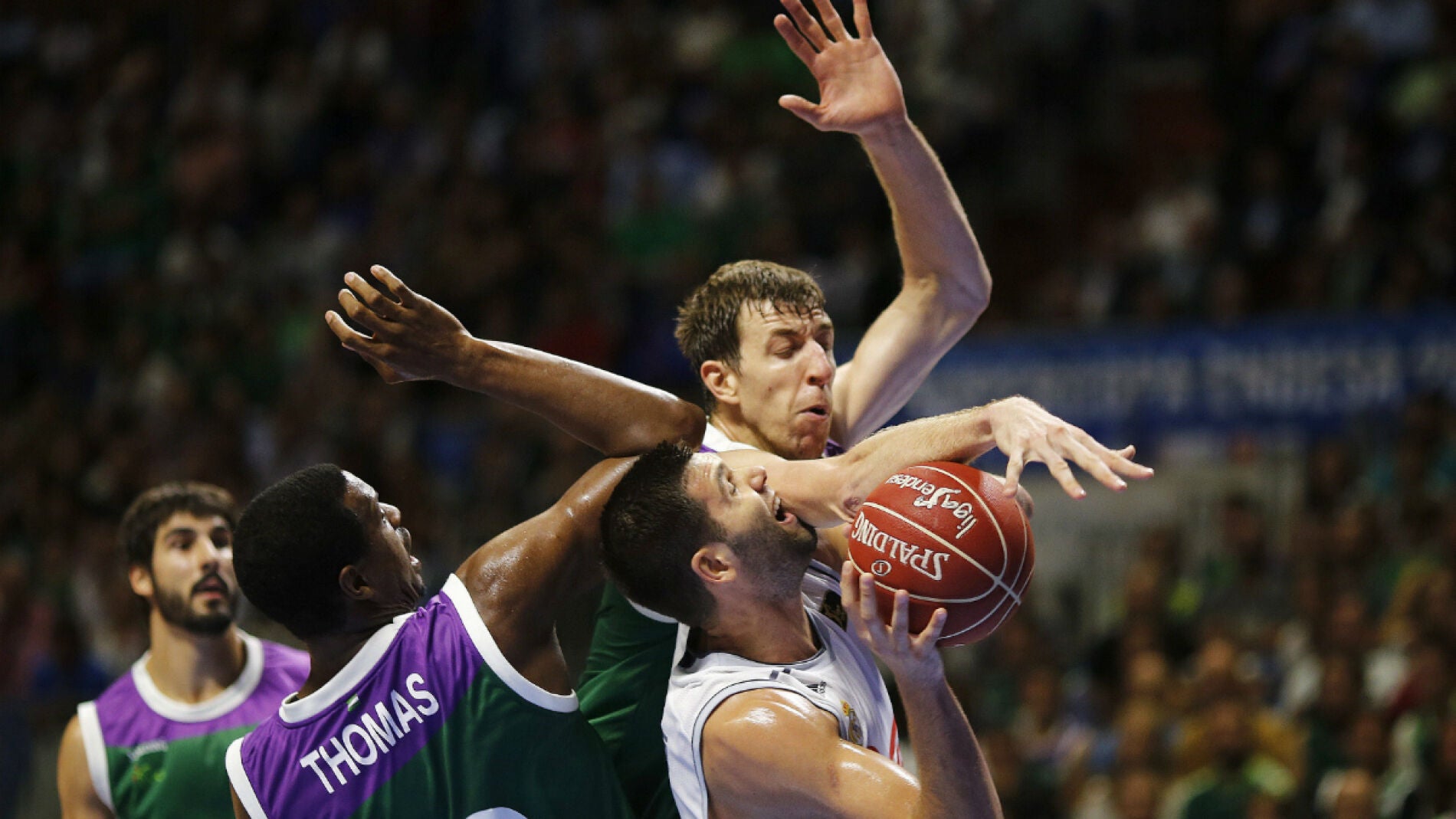 Fran V&aacute;zquez y Thomas intentan taponar a Felipe Reyes