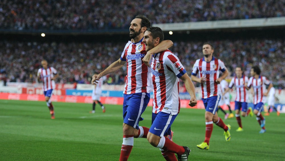 Juanfran abraza a Koke