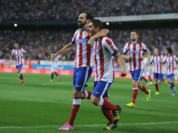 Juanfran abraza a Koke Juanfran abraza a Koke
