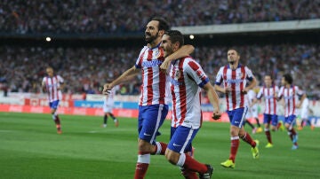 Juanfran abraza a Koke