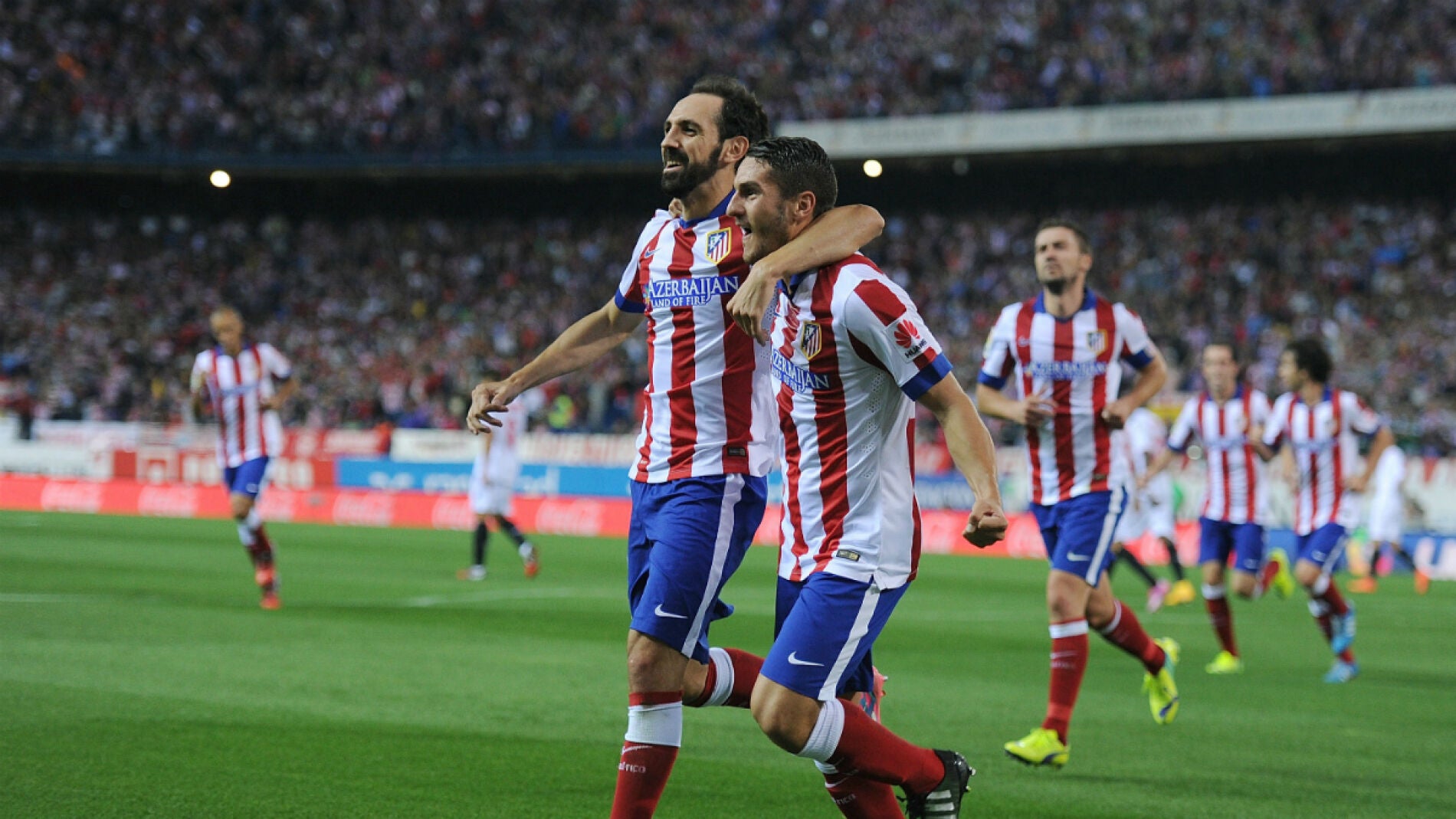 Juanfran abraza a Koke