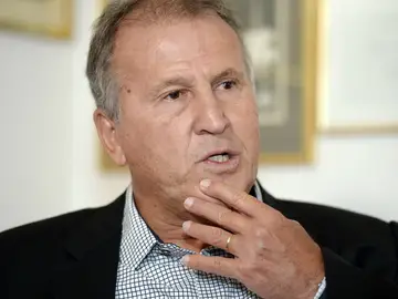 Zico, atendiendo a los medios de comunicación Zico, atendiendo a los medios de comunicación