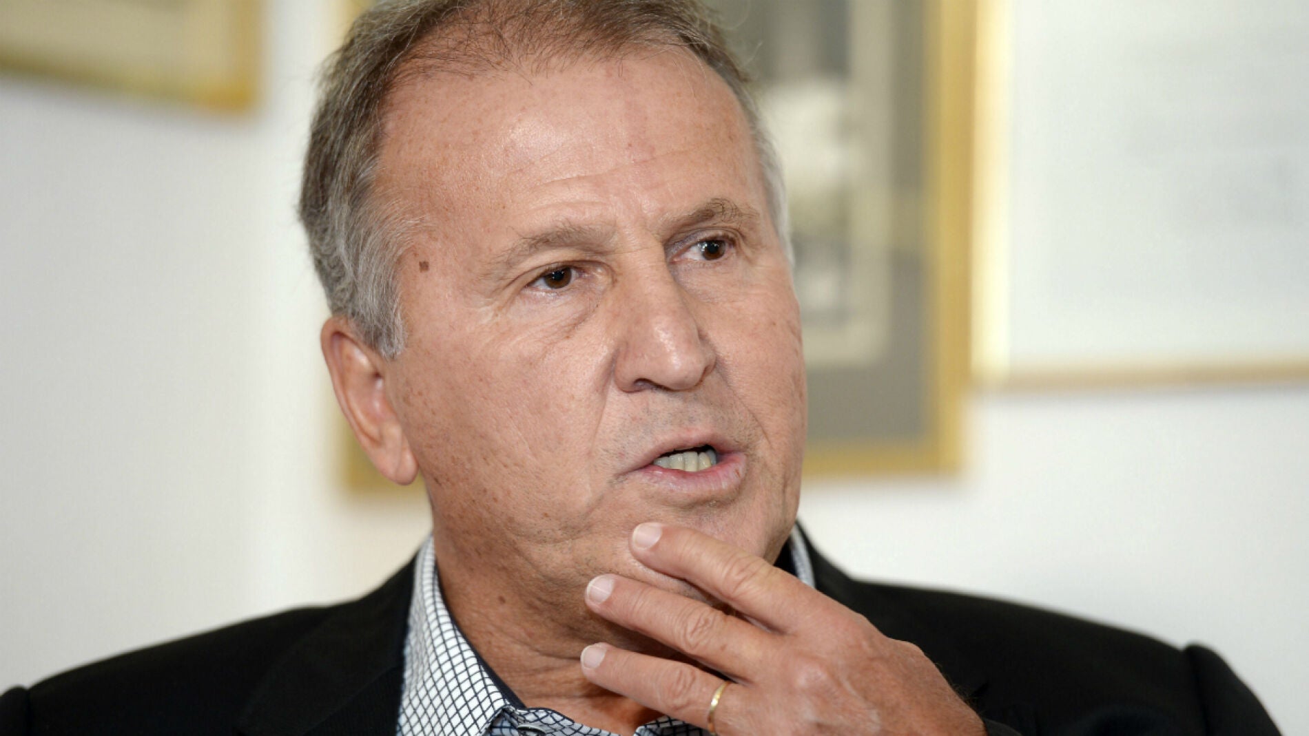 Zico, atendiendo a los medios de comunicaci&oacute;n