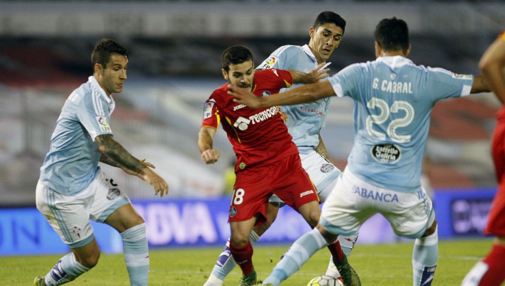 Los jugadores del Celta rodean a Víctor Rodríguez