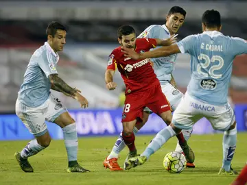 Los jugadores del Celta rodean a Víctor Rodríguez Los jugadores del Celta rodean a Víctor Rodríguez
