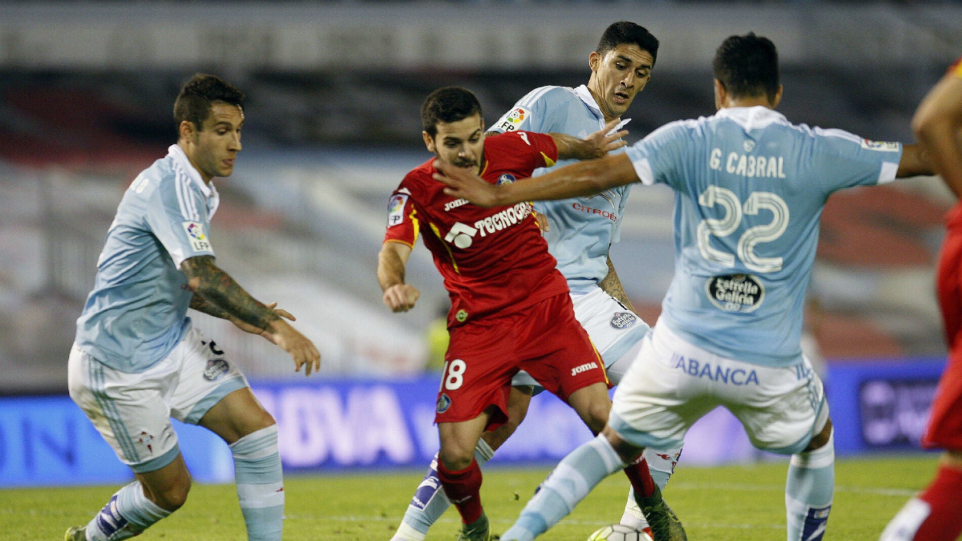 Los jugadores del Celta rodean a V&iacute;ctor Rodr&iacute;guez