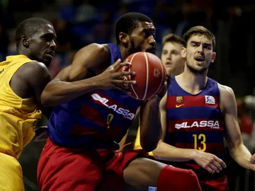 Shane Lawal, con el balón delante de Savané Shane Lawal, con el balón delante de Savané