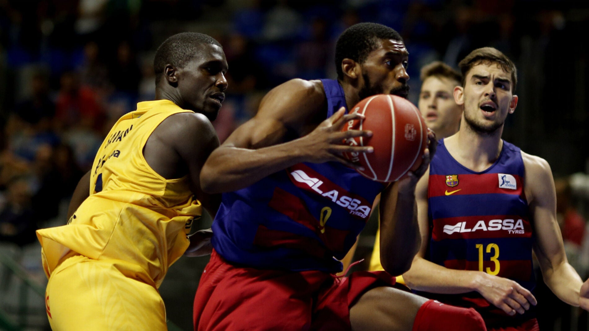 Shane Lawal, con el bal&oacute;n delante de Savan&eacute;