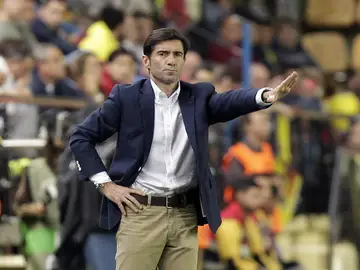 Marcelino da indicaciones durante el partido Marcelino da indicaciones durante el partido