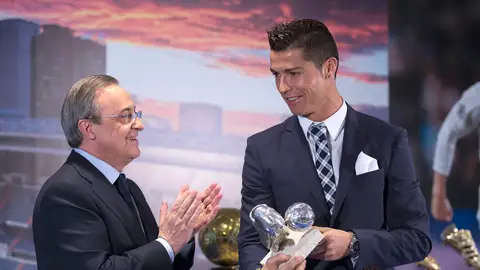 Florentino aplaude a Cristiano Ronaldo Florentino aplaude a Cristiano Ronaldo