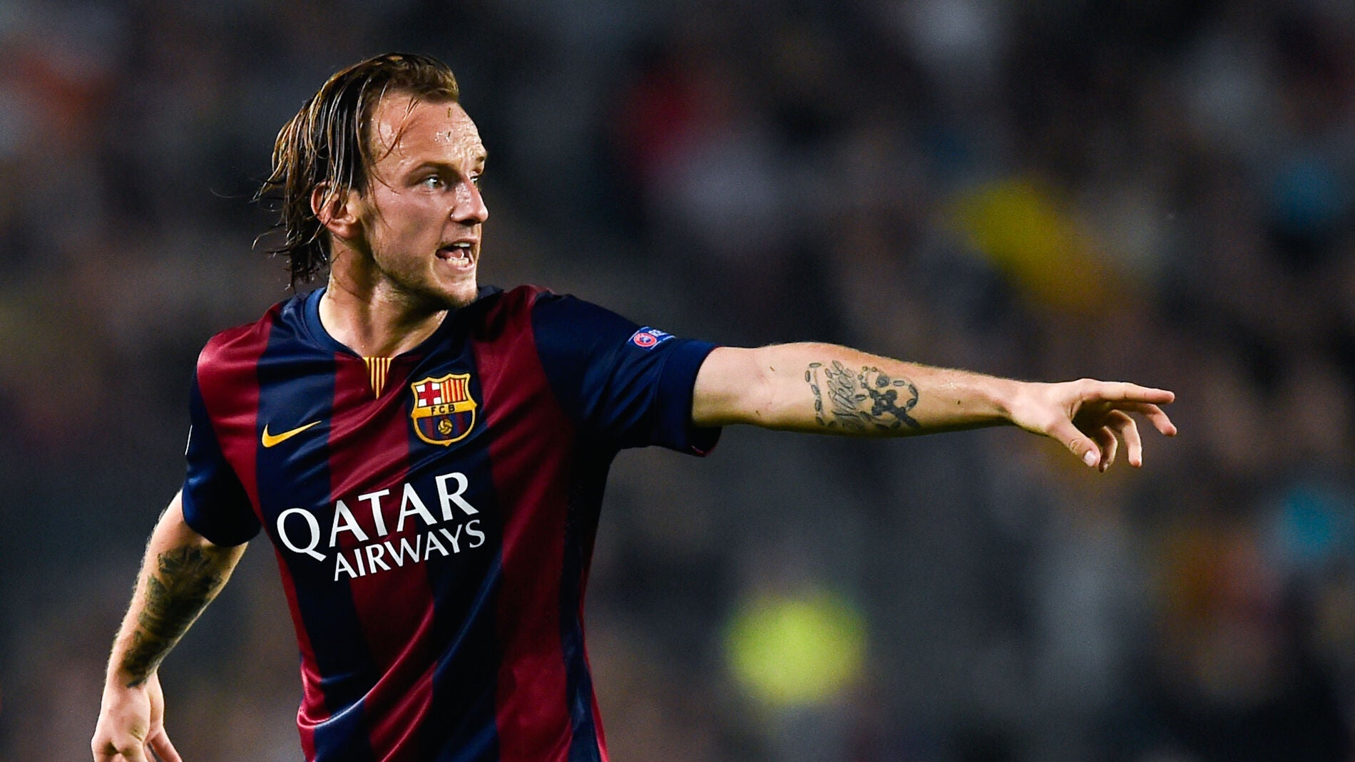 Ivan Rakitic ordena una jugada en un partido con el Barcelona