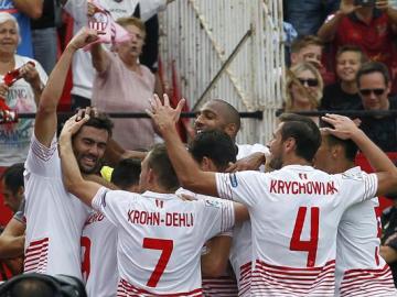 Los jugadores del Sevilla celebran el gol de Iborra ante el Barcelona