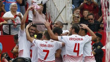 Los jugadores del Sevilla celebran el gol de Iborra ante el Barcelona