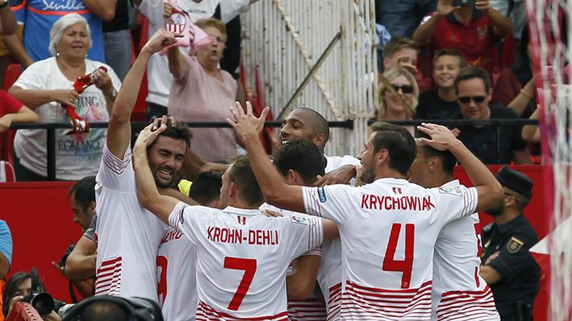 Los jugadores del Sevilla celebran el gol de Iborra ante el Barcelona Los jugadores del Sevilla celebran el gol de Iborra ante el Barcelona