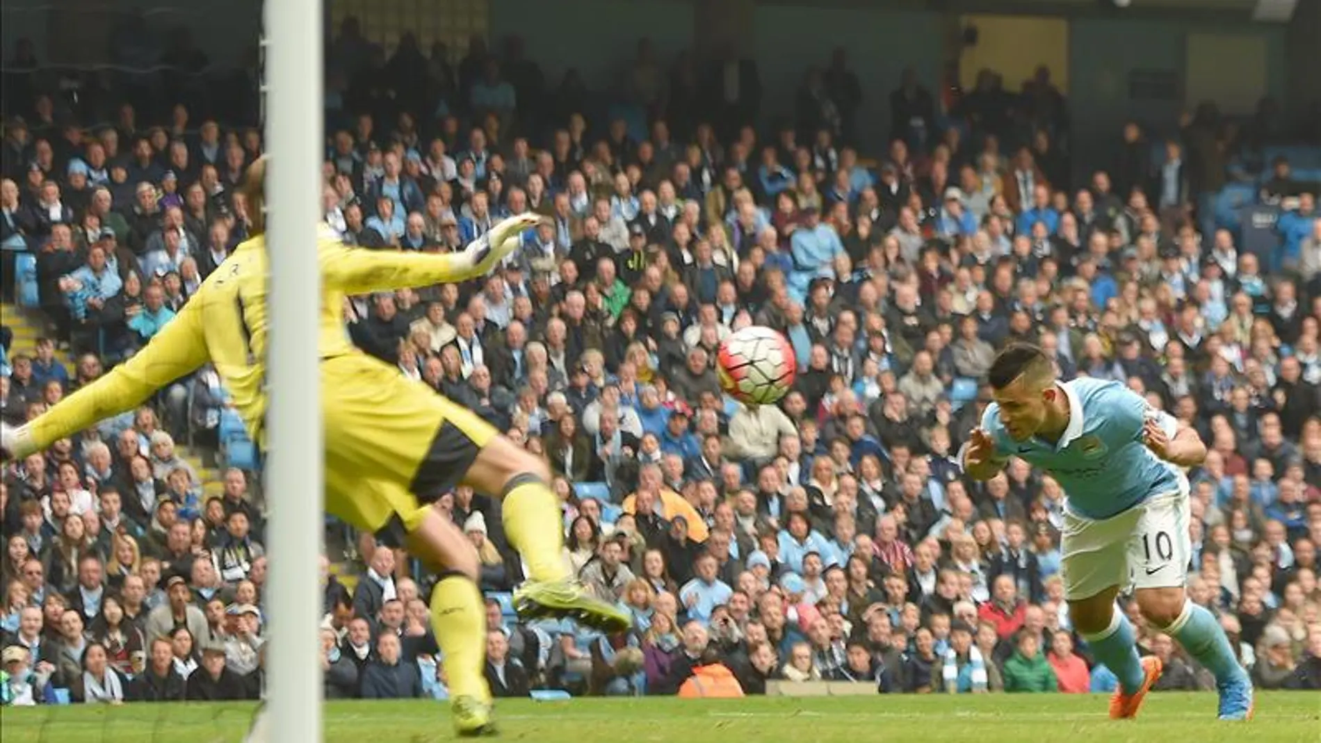 El Kun Agüero remata a portería ante el Newcastle El Kun Agüero remata a portería ante el Newcastle