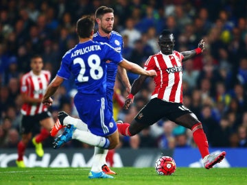 Mane intenta chutar ante la defensa de Cahill y Azpilicueta