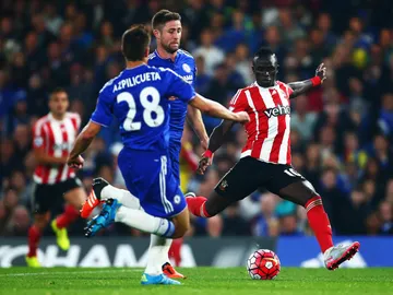 Mane intenta chutar ante la defensa de Cahill y Azpilicueta Mane intenta chutar ante la defensa de Cahill y Azpilicueta