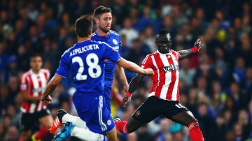 Mane intenta chutar ante la defensa de Cahill y Azpilicueta