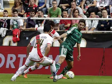 Piccini conduce el balón ante la defensa de Javi Guerra y Jozabed Piccini conduce el balón ante la defensa de Javi Guerra y Jozabed