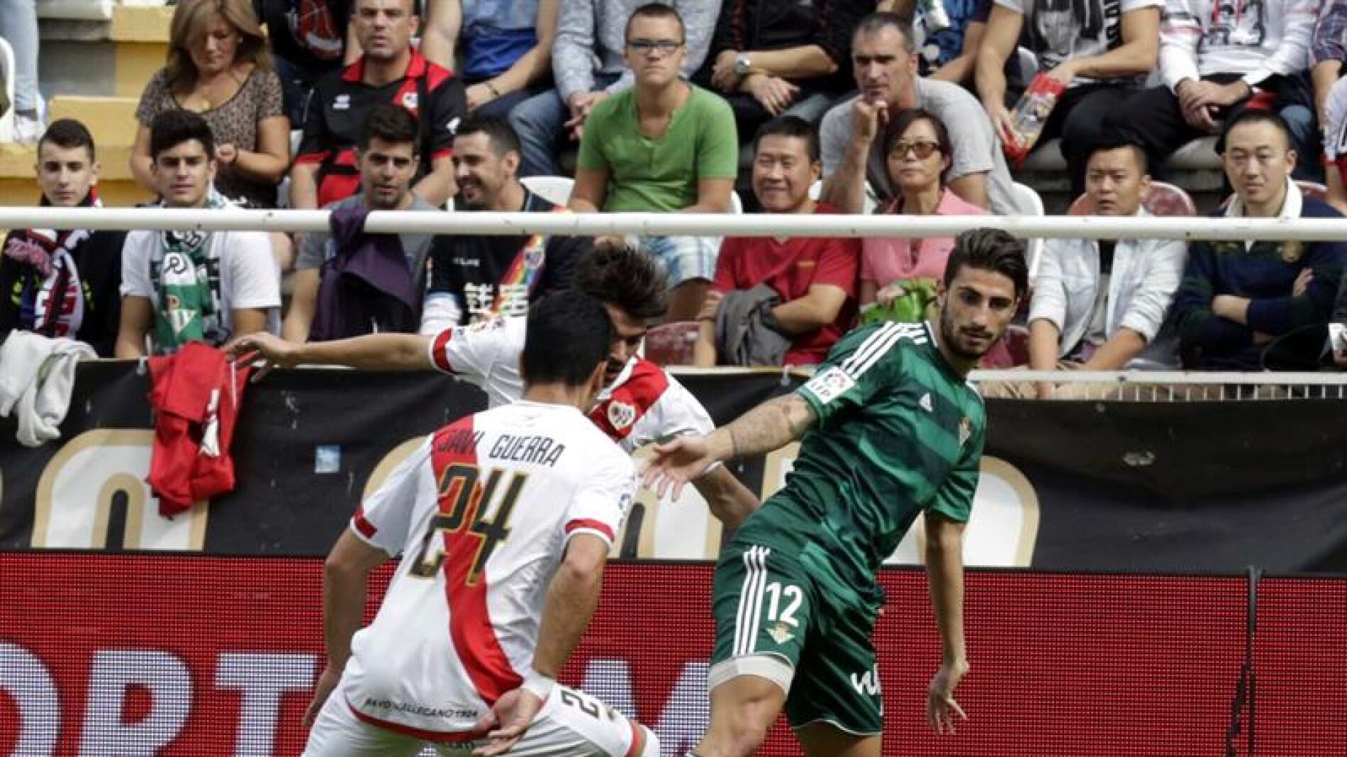 Piccini conduce el bal&oacute;n ante la defensa de Javi Guerra y Jozabed