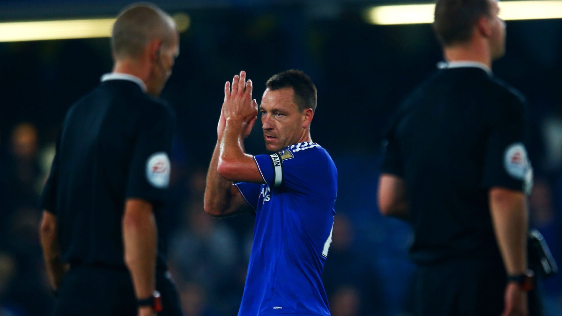 John Terry aplaude a Stamford Bridge