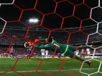 Keylor Navas para un penalti a Griezmann Keylor Navas para un penalti a Griezmann