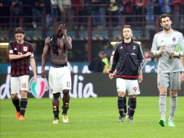 Los jugadores del Milan muestran su desolación tras caer goleados ante el Nápoles