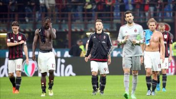 Los jugadores del Milan muestran su desolación tras caer goleados ante el Nápoles