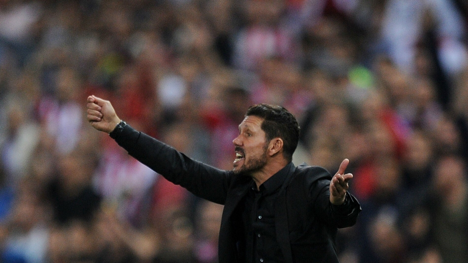Simeone durante el derbi madrile&ntilde;o en el Calder&oacute;n