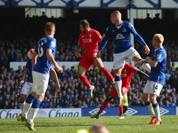 Danny Ings remata el balón en el gol del Liverpool ante el Everton Danny Ings remata el balón en el gol del Liverpool ante el Everton