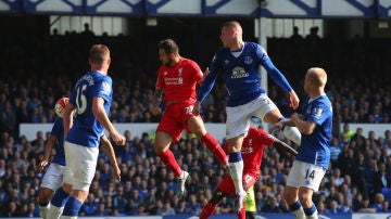 Danny Ings remata el balón en el gol del Liverpool ante el Everton