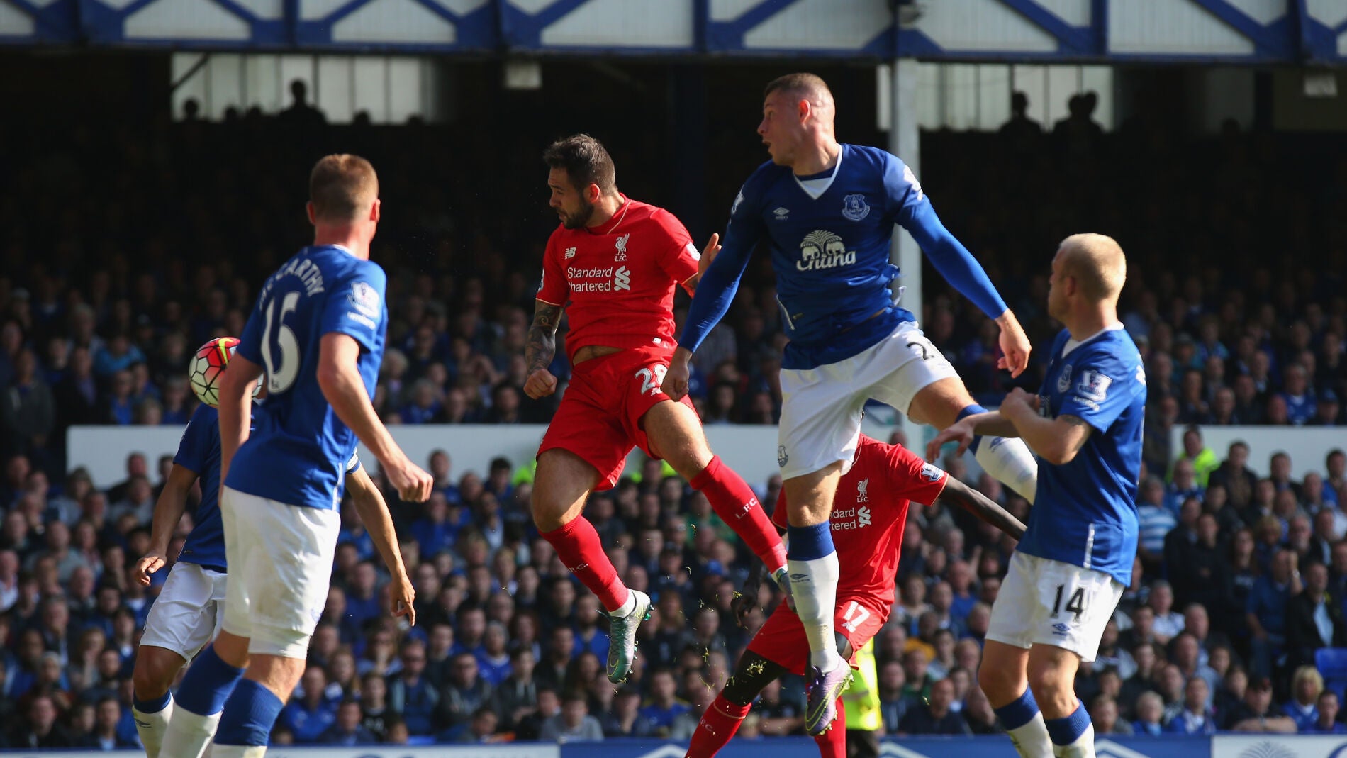 Danny Ings remata el bal&oacute;n en el gol del Liverpool ante el Everton