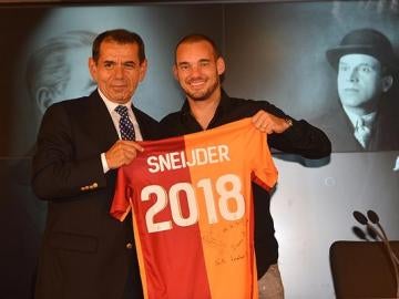 Sneijder posa con su camiseta tras su renovación con el Galatasaray
