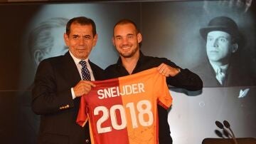 Sneijder posa con su camiseta tras su renovación con el Galatasaray