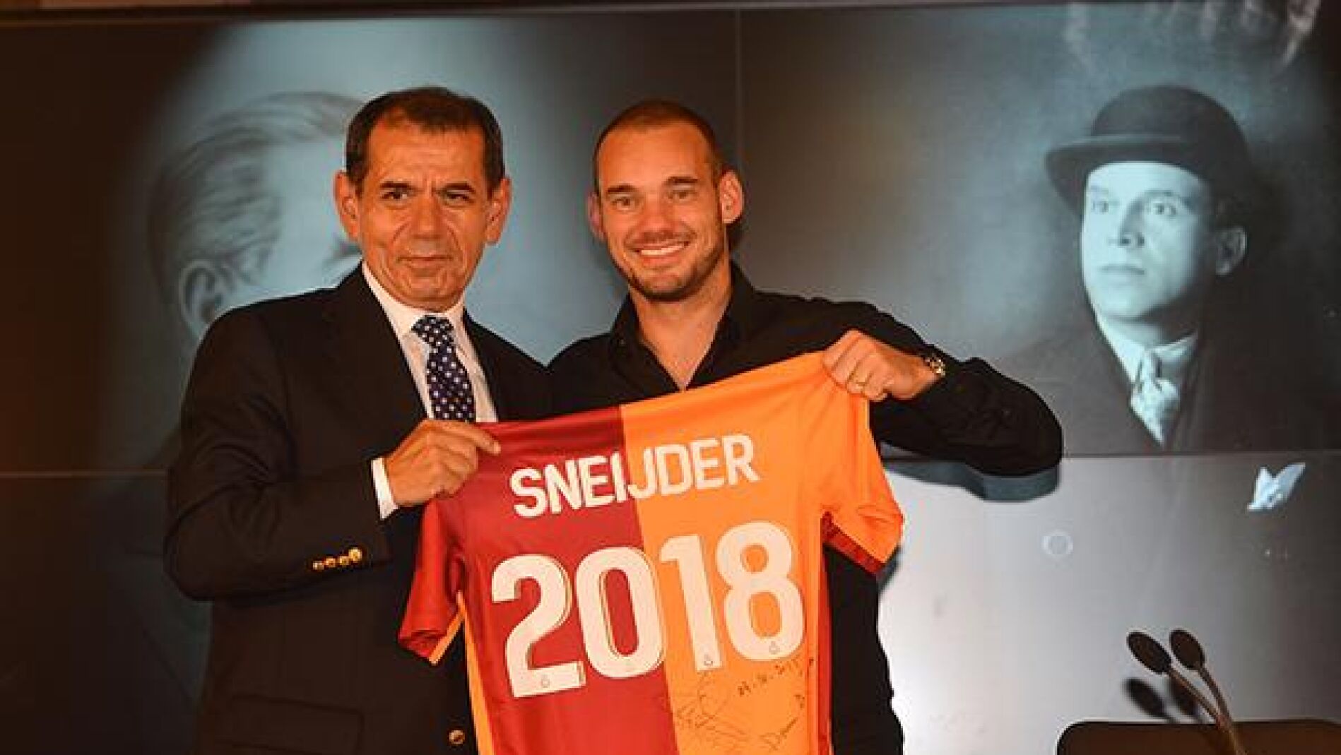 Sneijder posa con su camiseta tras su renovaci&oacute;n con el Galatasaray