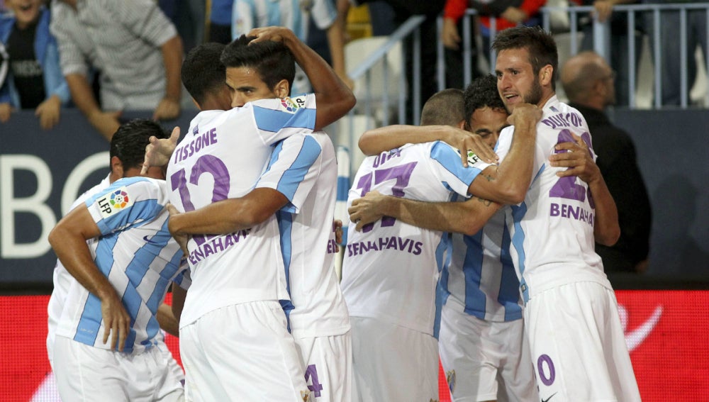 Los jugadores del Málaga festejan un tanto