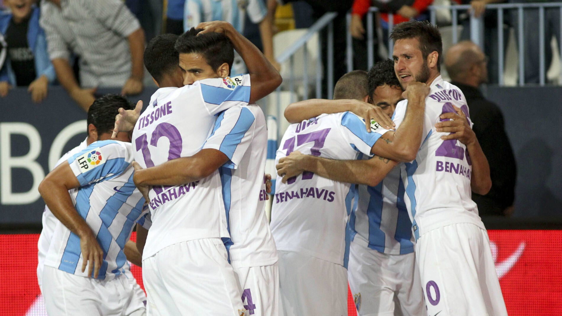 Los jugadores del M&aacute;laga festejan un tanto