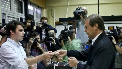 Pedro Passos Coelho ejerce su derecho al voto en Portugal Pedro Passos Coelho ejerce su derecho al voto en Portugal