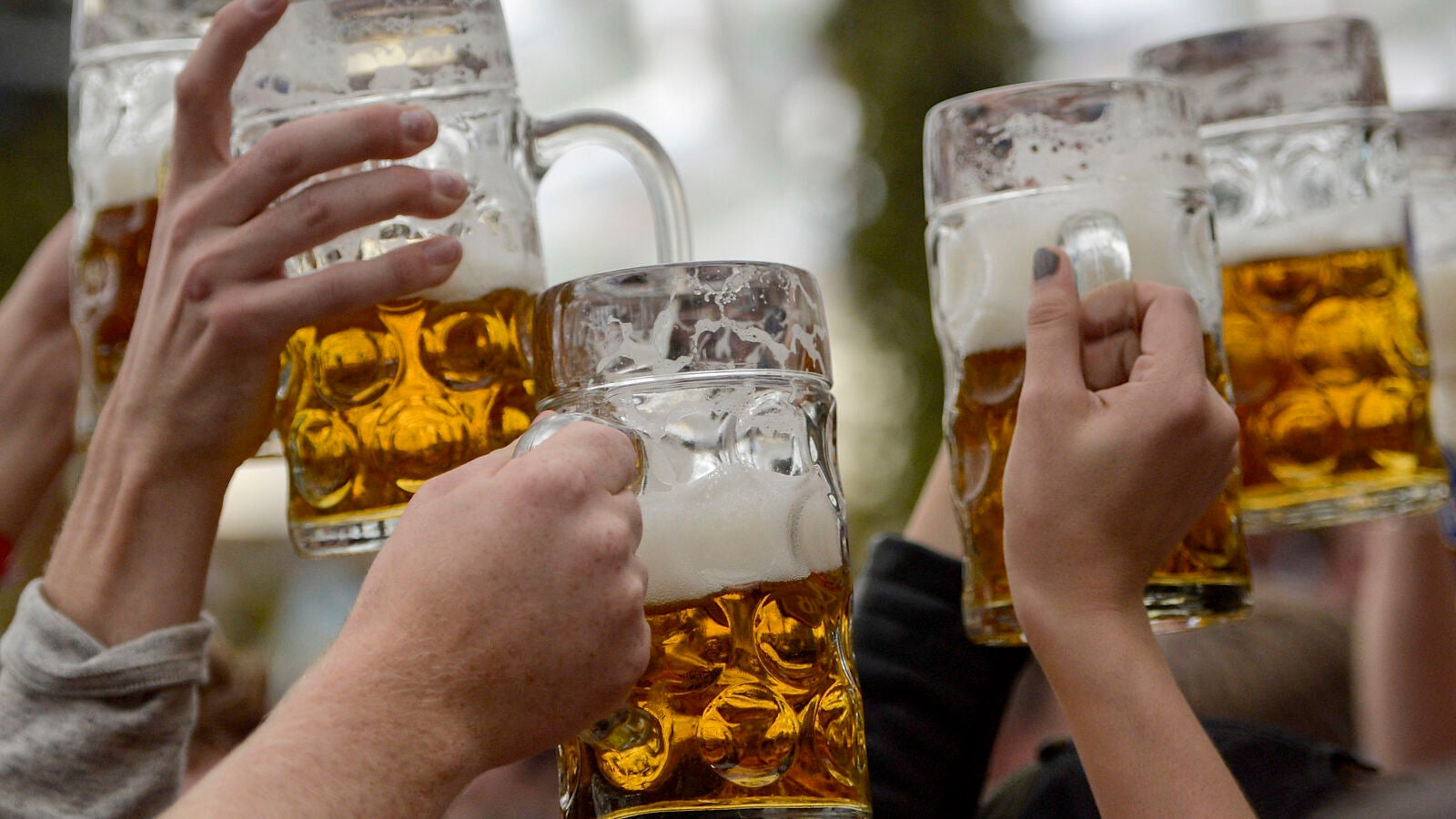 Las madres permiten beber alcohol en la calle o en casa al 75% de los menores con consumo problemático de cannabis